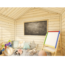 Intérieur d'une maisonnette en bois avec tableau noir, chevalet et jouets