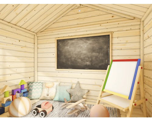 Intérieur d'une maisonnette en bois avec tableau noir, chevalet et jouets