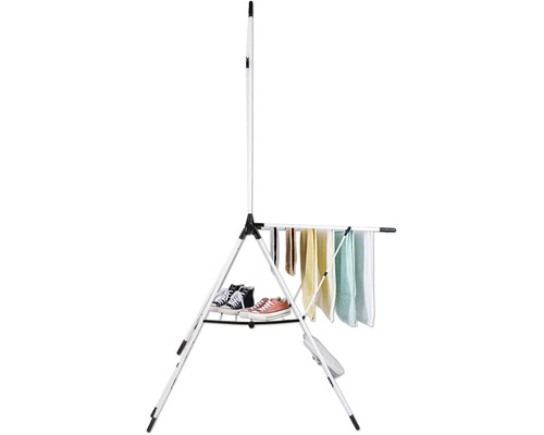 Wäscheständer mit Trockenwäsche und Schuhen