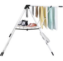 Wäscheständer mit Kleidung und Schuhen