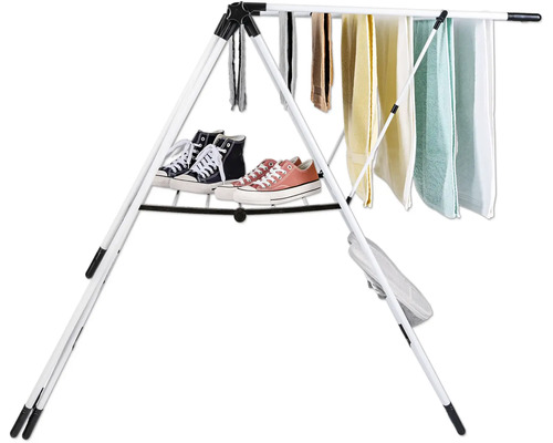 Wäscheständer mit Kleidung und Schuhen