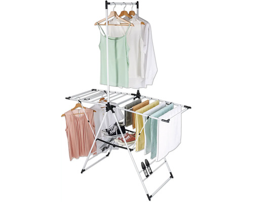 Wäscheständer mit Kleidung und Schuhen