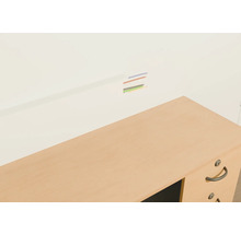 Bureau avec passage de câbles dans le mur