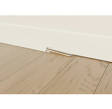 Plinthe avec goulotte de câbles et câbles posés à l'intérieur devant un plancher en bois