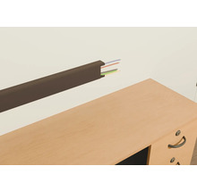 Chemin de câbles apparent avec câbles au-dessus d'un bureau