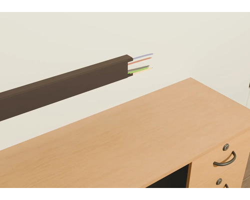 Chemin de câbles apparent avec câbles au-dessus d'un bureau