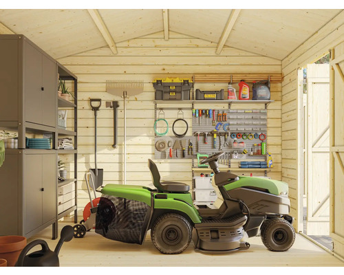 Gartenszene mit Rasentraktor, Werkzeugwand und Regalsystem in einem Holzgartenhaus