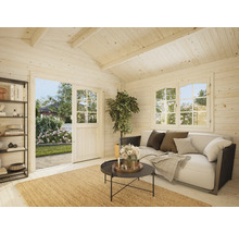 Innenansicht eines hellen Gartenhauses mit Sofa, Tisch und Regalen