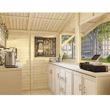 Innenansicht eines Holzgartenhauses mit Theke, Kaffeemaschine, Menütafel und Kassensystem.