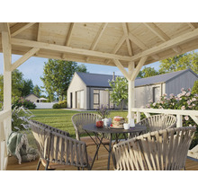 Holzpavillon mit Gartenmöbeln im Aussenbereich
