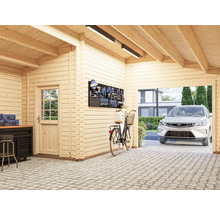 Innenansicht einer Holzgarage mit Werkzeugwand, Fahrrad und Auto