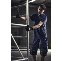 Homme en vêtements de travail utilisant un échafaudage.