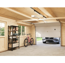 Helle Garage mit Regalen, Fahrrad und teilweise geöffnetem Garagentor mit einem Auto dahinter