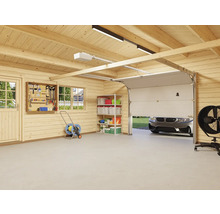 Helle Garage aus Holz mit Werkzeugwand, Regal und teilweise geöffnetem Garagentor