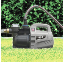 Pompe de jardin sur gazon avec tuyau raccordé