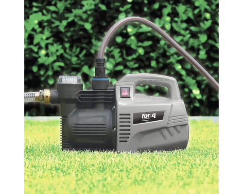 Pompe de jardin sur gazon avec tuyau raccordé