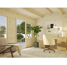 Bureau lumineux avec lambris en bois, bureau, chaise de bureau et vue sur la verdure