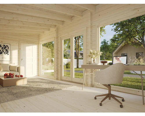 Innenansicht eines Holzhauses mit Bürobereich, Sitzgelegenheiten und Fenstern