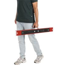 Mann trägt Nivellierstange