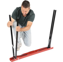 Mann montiert eine Montierhilfe für Autoglas.