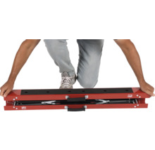 Person kniet auf einem Motorradheber von Cargo Point