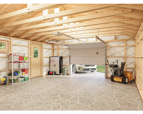 Garage lumineuse avec ossature en bois, étagères, armoires de rangement, souffleuse à neige et porte de garage partiellement ouverte