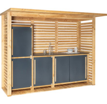 Cuisine de jardin en bois avec armoires et plan de travail