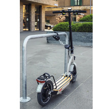 Une trottinette électrique est fixée à un range-vélos avec un cadenas à combinaison.