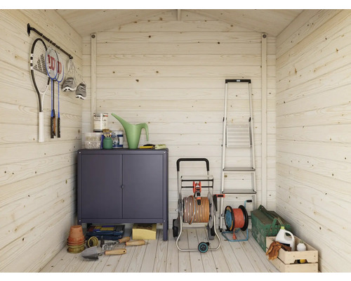 Vue intérieure d'une cabane de jardin avec des étagères, des outils, un tuyau d'arrosage et une échelle