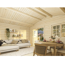 Helles Holzzimmer mit Sofa, Regalen, Esstisch und Fenstern für ein gemütliches Ambiente.