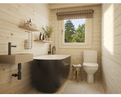 Helles Badezimmer mit Badewanne, Toilette und Waschbecken vor Holzwand