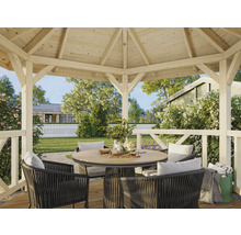 Holzpavillon mit runder Sitzgruppe im Garten