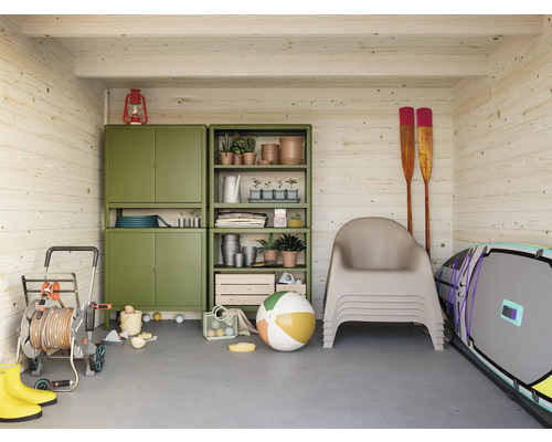 Espace de stockage organisé avec des étagères, une armoire, des outils de jardinage et des articles de loisirs dans un cabanon en bois.