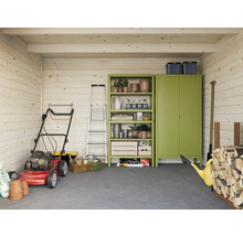 Vue intérieure d'une cabane de jardin en bois avec tondeuse à gazon, échelle, étagère, armoire et outils de jardin