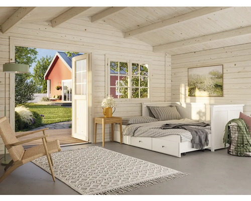 Vue intérieure d'une maison en bois avec lit, fenêtre et ameublement