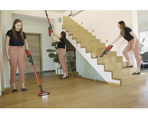 Une femme utilise un aspirateur sans fil pour nettoyer le sol, le plafond et les escaliers.