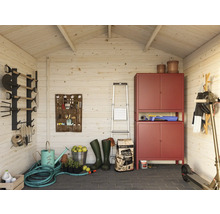 Vue intérieure d'une cabane de jardin avec des outils, du matériel de jardinage et des armoires de rangement.