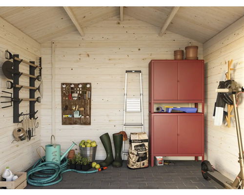 Vue intérieure d'une cabane de jardin avec des outils, du matériel de jardinage et des armoires de rangement.