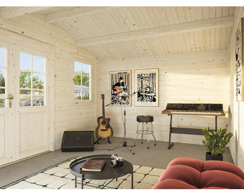 Intérieur d'un chalet de jardin en bois avec instruments de musique et mobilier