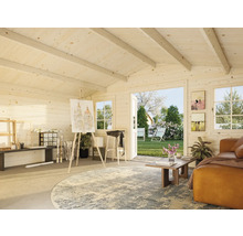 Helles Gartenhaus mit Malereibereich und Wohnbereich mit Blick in den Garten