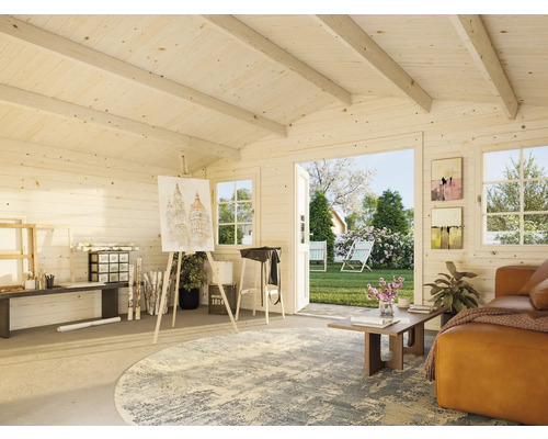 Helles Gartenhaus-Interieur mit Atelierbereich, Sofa und Blick in den Garten