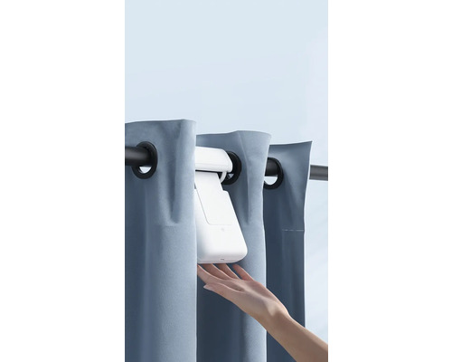 Commande de rideau automatique sur tringle à rideaux avec rideau et main