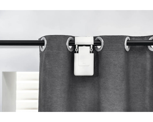 Rideau avec ouvre-rideau électronique sur tringle à rideaux