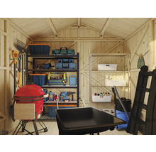 Innenansicht eines Holzschuppens mit Regalen, Werkzeugen und Gartengeräten.