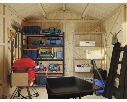 Innenansicht eines Holzschuppens mit Regalen, Werkzeugen und Gartengeräten.