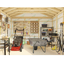 Gartengeräteschuppen Innenansicht mit Werkzeugen, Rasenmäher und Schubkarre