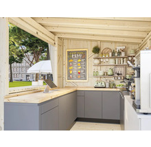 Vue intérieure d'un stand de restauration rapide avec comptoir, ustensiles de cuisine et carte