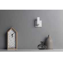 Scène de table décorative avec horloge, interrupteur et vases