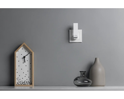 Scène de table décorative avec horloge, interrupteur et vases