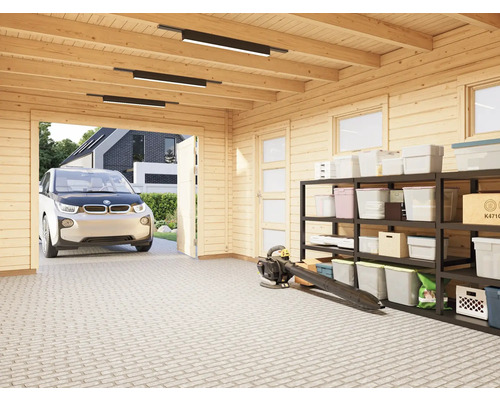 Helle Garage aus Holz mit Regalen, Laubbläser und Elektroauto